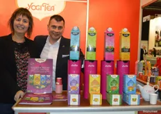Sofie Vanhove en Arthur Zwart met op de voorgrond de nieuwe literpakken ice tea van Yogi Tea. Arthur: "Deze zijn vanaf maart verkrijgbaar."